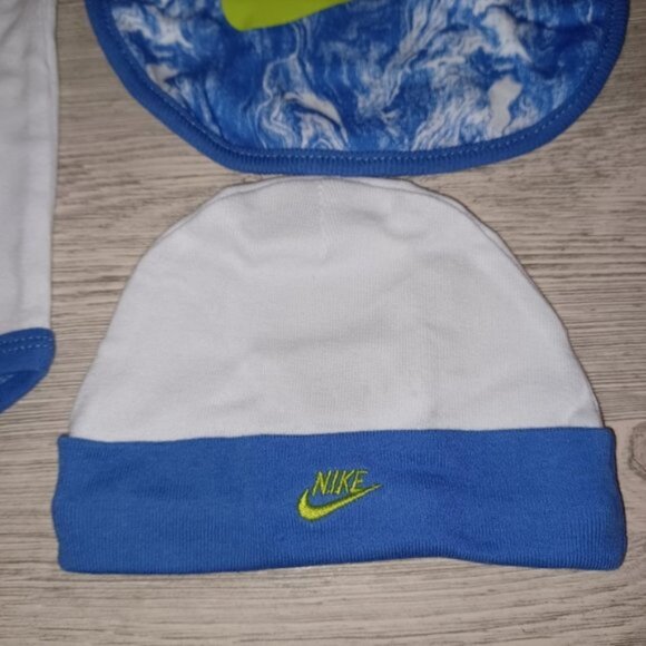 Nike Baby Bodysuit Bib Hat Newborn Gift Set White Blue - Picture 4 of 6